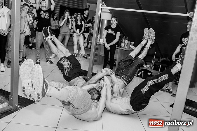Zdjęcie w galerii na portalu naszraciborz.pl: Pokazy grupy Street Workout Racibórz w Galerii Młyńskiej wiadomości z regionu