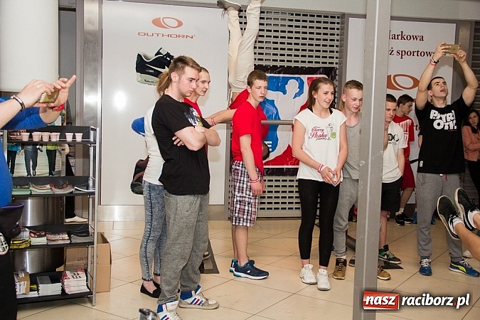 Zdjęcie w galerii na portalu naszraciborz.pl: Pokazy grupy Street Workout Racibórz w Galerii Młyńskiej wiadomości z regionu