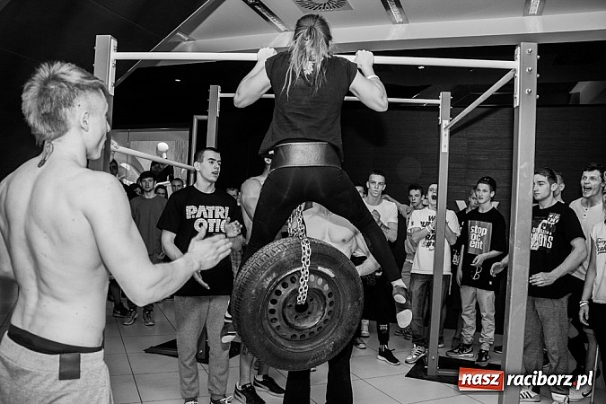 Zdjęcie w galerii na portalu naszraciborz.pl: Pokazy grupy Street Workout Racibórz w Galerii Młyńskiej wiadomości z regionu
