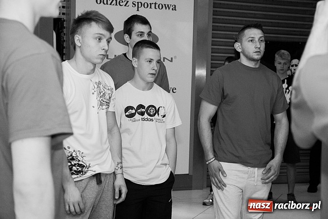 Zdjęcie w galerii na portalu naszraciborz.pl: Pokazy grupy Street Workout Racibórz w Galerii Młyńskiej wiadomości z regionu