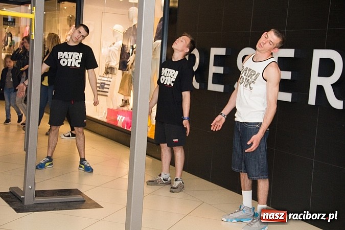 Zdjęcie w galerii na portalu naszraciborz.pl: Pokazy grupy Street Workout Racibórz w Galerii Młyńskiej wiadomości z regionu