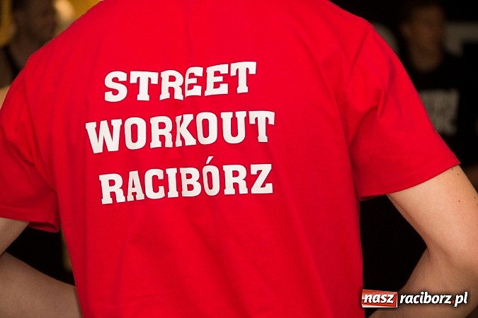 Zdjęcie w galerii na portalu naszraciborz.pl: Pokazy grupy Street Workout Racibórz w Galerii Młyńskiej wiadomości z regionu