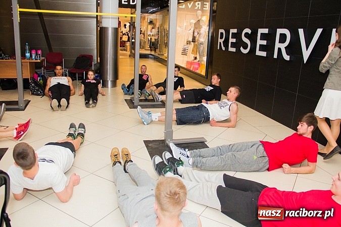 Zdjęcie w galerii na portalu naszraciborz.pl: Pokazy grupy Street Workout Racibórz w Galerii Młyńskiej wiadomości z regionu