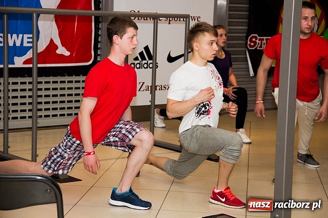 Zdjęcie w galerii na portalu naszraciborz.pl: Pokazy grupy Street Workout Racibórz w Galerii Młyńskiej wiadomości z regionu