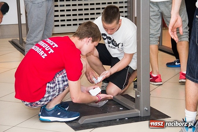 Zdjęcie w galerii na portalu naszraciborz.pl: Pokazy grupy Street Workout Racibórz w Galerii Młyńskiej wiadomości z regionu