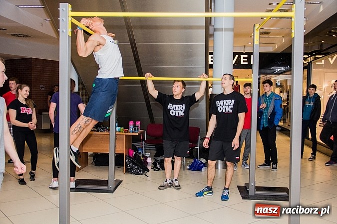 Zdjęcie w galerii na portalu naszraciborz.pl: Pokazy grupy Street Workout Racibórz w Galerii Młyńskiej wiadomości z regionu
