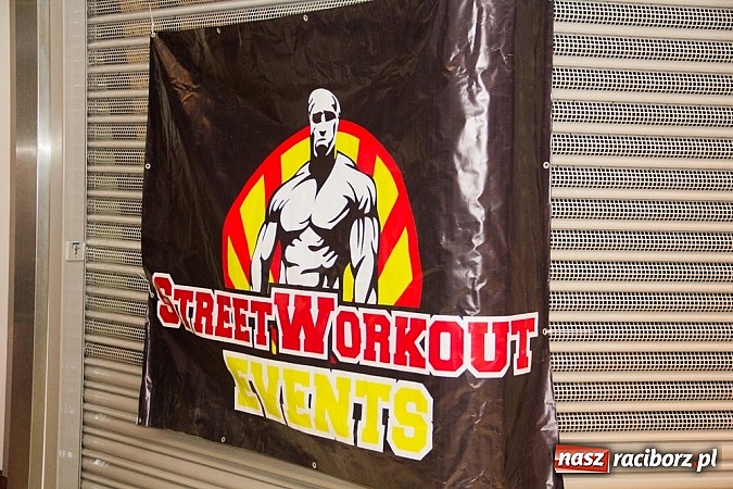 Zdjęcie w galerii na portalu naszraciborz.pl: Pokazy grupy Street Workout Racibórz w Galerii Młyńskiej wiadomości z regionu