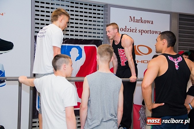 Zdjęcie w galerii na portalu naszraciborz.pl: Pokazy grupy Street Workout Racibórz w Galerii Młyńskiej wiadomości z regionu