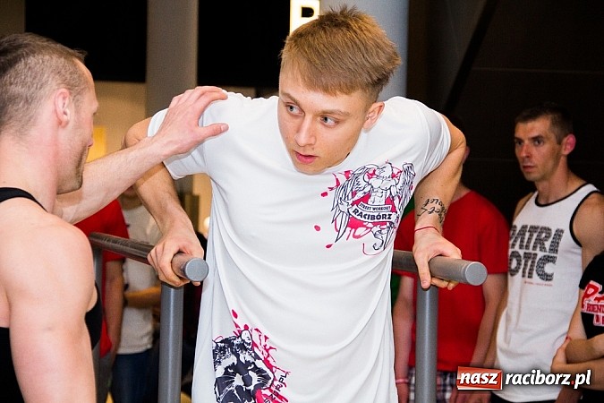 Zdjęcie w galerii na portalu naszraciborz.pl: Pokazy grupy Street Workout Racibórz w Galerii Młyńskiej wiadomości z regionu