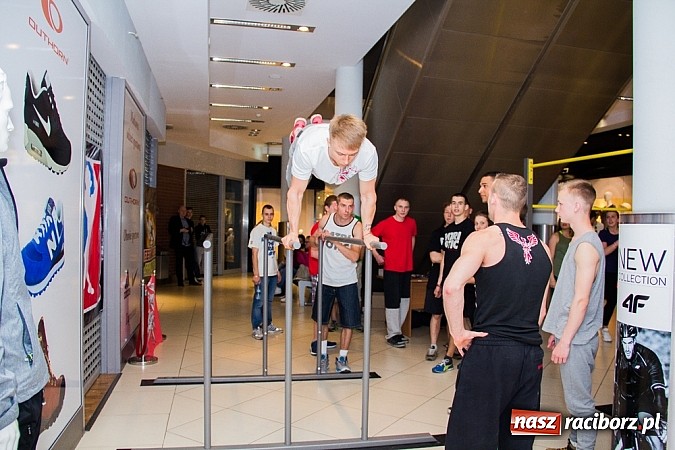 Zdjęcie w galerii na portalu naszraciborz.pl: Pokazy grupy Street Workout Racibórz w Galerii Młyńskiej wiadomości z regionu