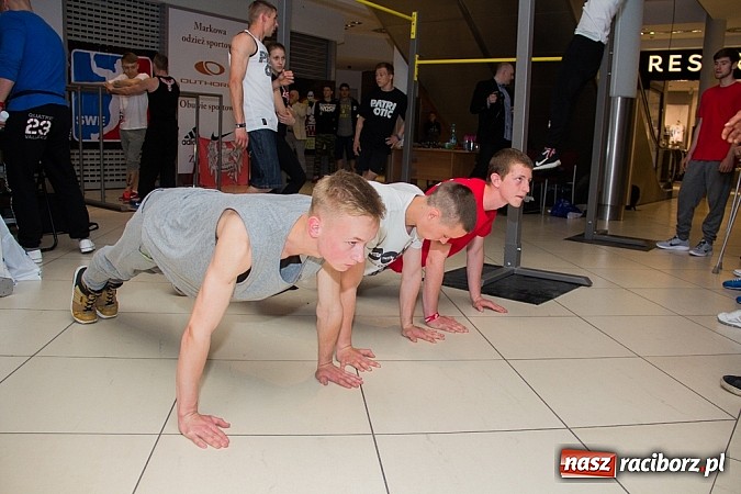 Zdjęcie w galerii na portalu naszraciborz.pl: Pokazy grupy Street Workout Racibórz w Galerii Młyńskiej wiadomości z regionu
