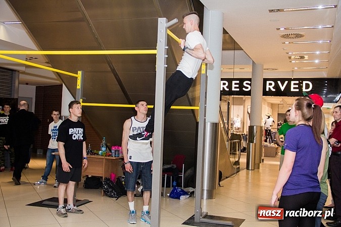 Zdjęcie w galerii na portalu naszraciborz.pl: Pokazy grupy Street Workout Racibórz w Galerii Młyńskiej wiadomości z regionu