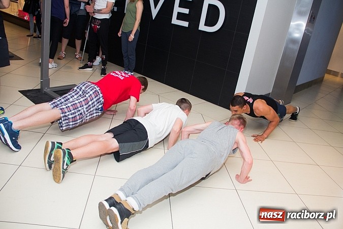 Zdjęcie w galerii na portalu naszraciborz.pl: Pokazy grupy Street Workout Racibórz w Galerii Młyńskiej wiadomości z regionu