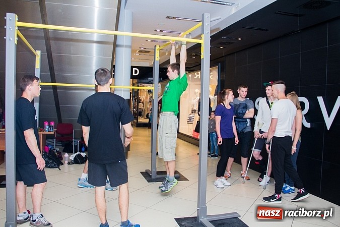 Zdjęcie w galerii na portalu naszraciborz.pl: Pokazy grupy Street Workout Racibórz w Galerii Młyńskiej wiadomości z regionu