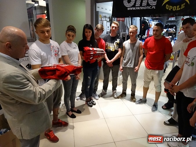 Zdjęcie w galerii na portalu naszraciborz.pl: Pokazy grupy Street Workout Racibórz w Galerii Młyńskiej wiadomości z regionu