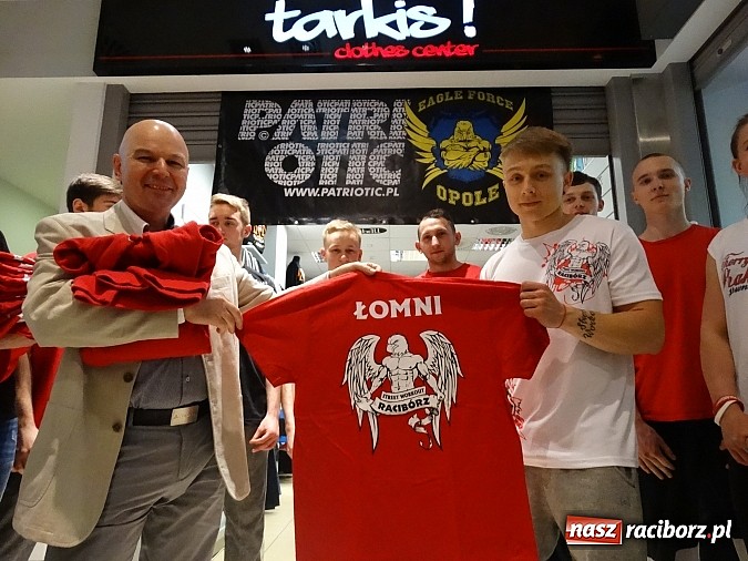 Zdjęcie w galerii na portalu naszraciborz.pl: Pokazy grupy Street Workout Racibórz w Galerii Młyńskiej wiadomości z regionu