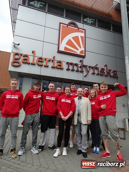 Zdjęcie w galerii na portalu naszraciborz.pl: Pokazy grupy Street Workout Racibórz w Galerii Młyńskiej wiadomości z regionu