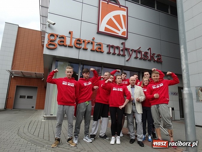 Zdjęcie w galerii na portalu naszraciborz.pl: Pokazy grupy Street Workout Racibórz w Galerii Młyńskiej wiadomości z regionu
