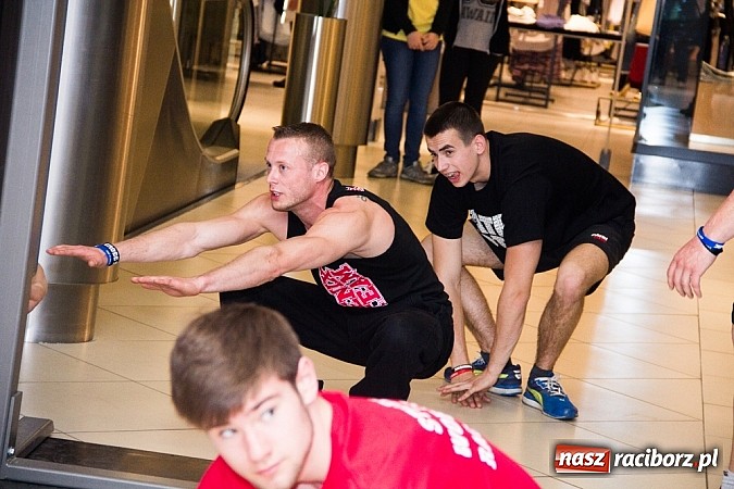 Zdjęcie w galerii na portalu naszraciborz.pl: Pokazy grupy Street Workout Racibórz w Galerii Młyńskiej wiadomości z regionu