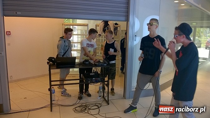 Zdjęcie w galerii na portalu naszraciborz.pl: Pokazy grupy Street Workout Racibórz w Galerii Młyńskiej wiadomości z regionu