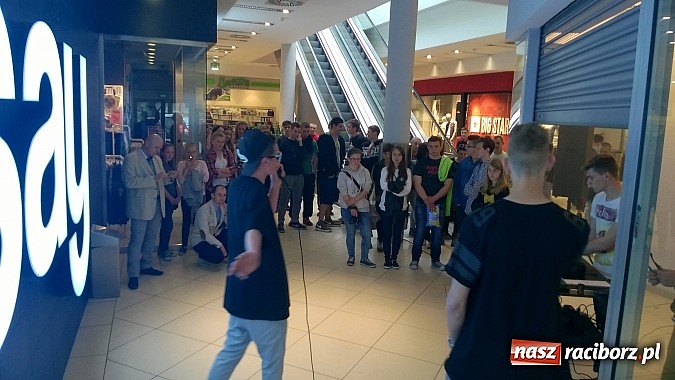 Zdjęcie w galerii na portalu naszraciborz.pl: Pokazy grupy Street Workout Racibórz w Galerii Młyńskiej wiadomości z regionu