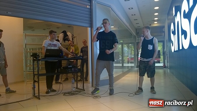 Zdjęcie w galerii na portalu naszraciborz.pl: Pokazy grupy Street Workout Racibórz w Galerii Młyńskiej wiadomości z regionu