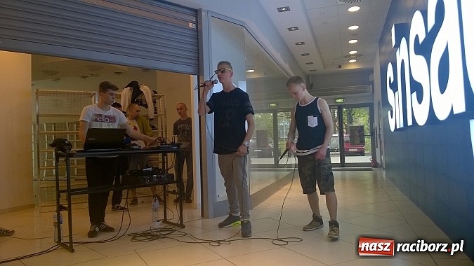 Zdjęcie w galerii na portalu naszraciborz.pl: Pokazy grupy Street Workout Racibórz w Galerii Młyńskiej wiadomości z regionu