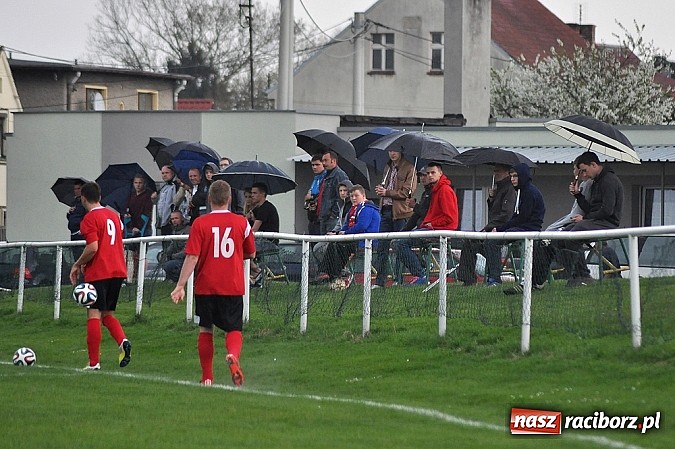 Zdjęcie w galerii na portalu naszraciborz.pl: Niebo zapłakało nad Studzienną. Wygrana Stali wiadomości z regionu