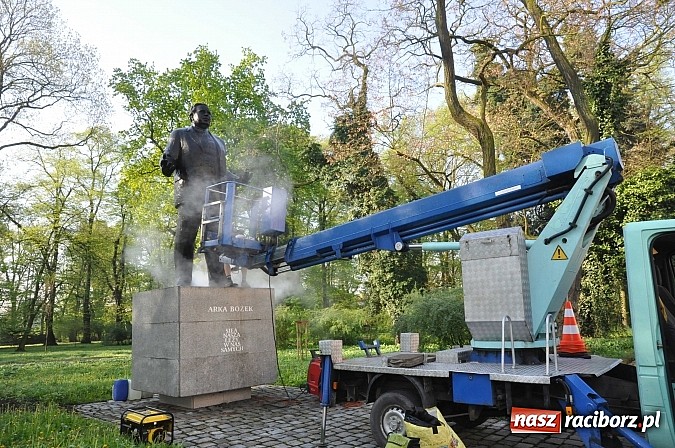 Zdjęcie w galerii na portalu naszraciborz.pl: Pomnik Arki Bożka umyty przed uroczystościami 3 Maja wiadomości z regionu
