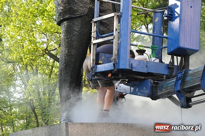 Zdjęcie w galerii na portalu naszraciborz.pl: Pomnik Arki Bożka umyty przed uroczystościami 3 Maja wiadomości z regionu