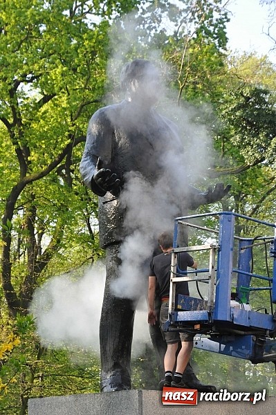 Zdjęcie w galerii na portalu naszraciborz.pl: Pomnik Arki Bożka umyty przed uroczystościami 3 Maja wiadomości z regionu