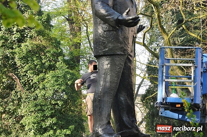 Zdjęcie w galerii na portalu naszraciborz.pl: Pomnik Arki Bożka umyty przed uroczystościami 3 Maja wiadomości z regionu