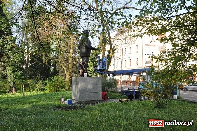 Zdjęcie w galerii na portalu naszraciborz.pl: Pomnik Arki Bożka umyty przed uroczystościami 3 Maja wiadomości z regionu