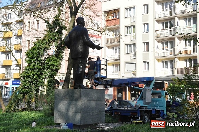 Zdjęcie w galerii na portalu naszraciborz.pl: Pomnik Arki Bożka umyty przed uroczystościami 3 Maja wiadomości z regionu