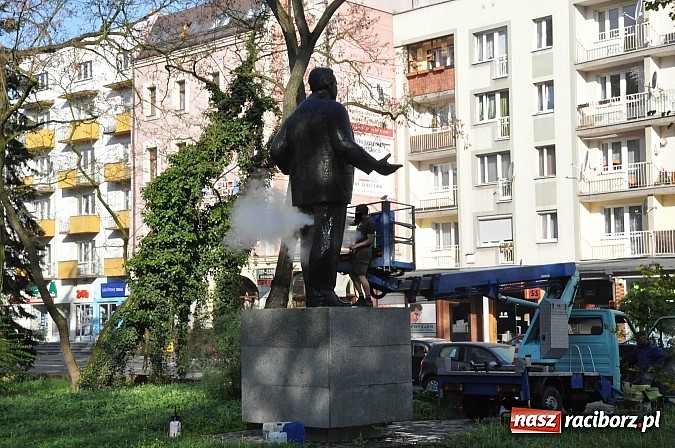 Zdjęcie w galerii na portalu naszraciborz.pl: Pomnik Arki Bożka umyty przed uroczystościami 3 Maja wiadomości z regionu