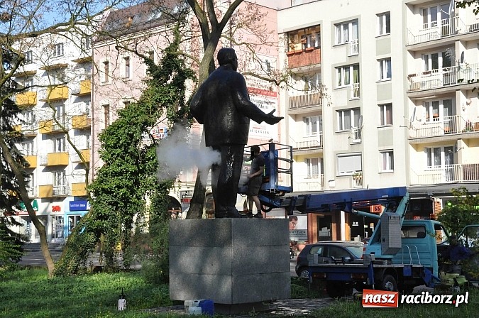 Zdjęcie w galerii na portalu naszraciborz.pl: Pomnik Arki Bożka umyty przed uroczystościami 3 Maja wiadomości z regionu