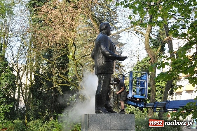 Zdjęcie w galerii na portalu naszraciborz.pl: Pomnik Arki Bożka umyty przed uroczystościami 3 Maja wiadomości z regionu