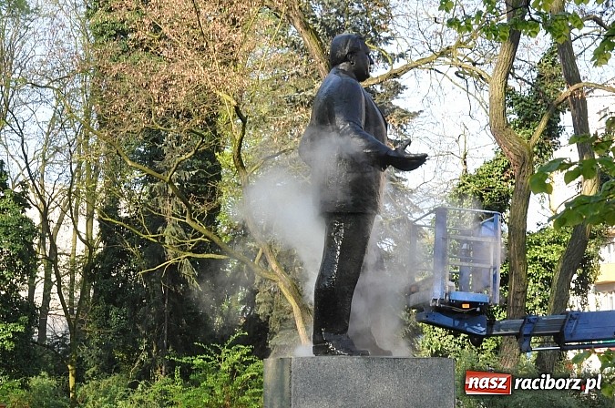 Zdjęcie w galerii na portalu naszraciborz.pl: Pomnik Arki Bożka umyty przed uroczystościami 3 Maja wiadomości z regionu