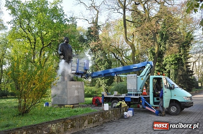 Zdjęcie w galerii na portalu naszraciborz.pl: Pomnik Arki Bożka umyty przed uroczystościami 3 Maja wiadomości z regionu