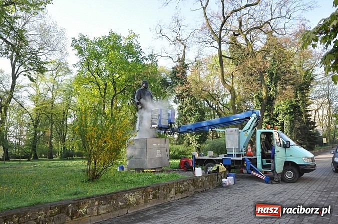 Zdjęcie w galerii na portalu naszraciborz.pl: Pomnik Arki Bożka umyty przed uroczystościami 3 Maja wiadomości z regionu