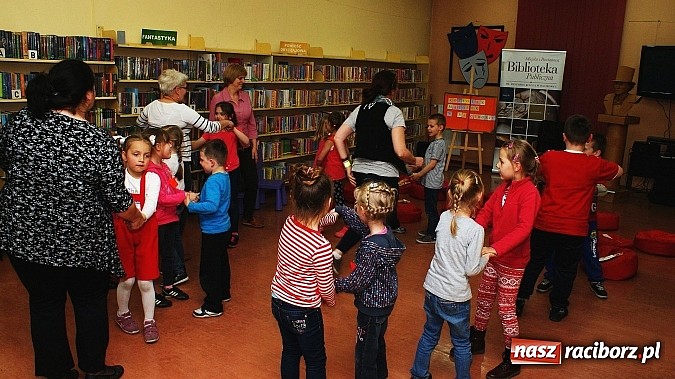 Zdjęcie w galerii na portalu naszraciborz.pl: Z Koziołkiem Matołkiem poznajemy Racibórz  wiadomości z regionu