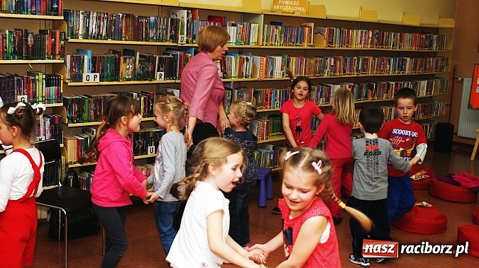 Zdjęcie w galerii na portalu naszraciborz.pl: Z Koziołkiem Matołkiem poznajemy Racibórz  wiadomości z regionu