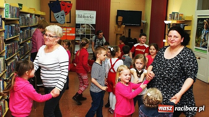 Zdjęcie w galerii na portalu naszraciborz.pl: Z Koziołkiem Matołkiem poznajemy Racibórz  wiadomości z regionu