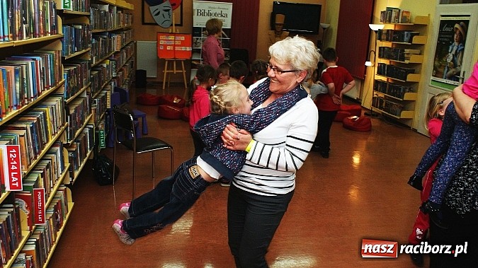 Zdjęcie w galerii na portalu naszraciborz.pl: Z Koziołkiem Matołkiem poznajemy Racibórz  wiadomości z regionu
