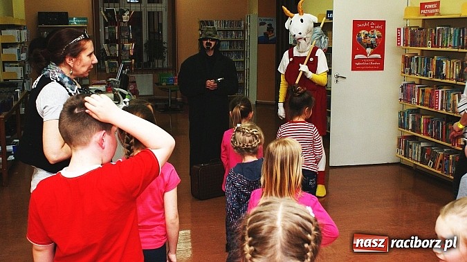 Zdjęcie w galerii na portalu naszraciborz.pl: Z Koziołkiem Matołkiem poznajemy Racibórz  wiadomości z regionu