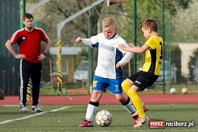 Zdjęcie w galerii na portalu naszraciborz.pl: Kuźniańska Stal na kolanach. Cztery trafienia Dawida Kretka wiadomości z regionu