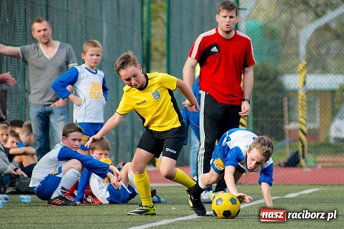 Zdjęcie w galerii na portalu naszraciborz.pl: Kuźniańska Stal na kolanach. Cztery trafienia Dawida Kretka wiadomości z regionu