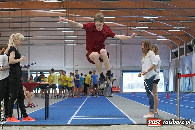 Zdjęcie w galerii na portalu naszraciborz.pl: Halowe Mistrzostwa Powiatu w Lekkiej Atletyce w ZSOMS  wiadomości z regionu