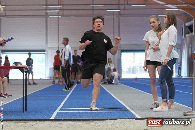 Zdjęcie w galerii na portalu naszraciborz.pl: Halowe Mistrzostwa Powiatu w Lekkiej Atletyce w ZSOMS  wiadomości z regionu
