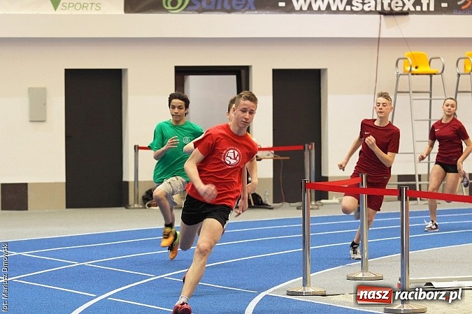 Zdjęcie w galerii na portalu naszraciborz.pl: Halowe Mistrzostwa Powiatu w Lekkiej Atletyce w ZSOMS  wiadomości z regionu
